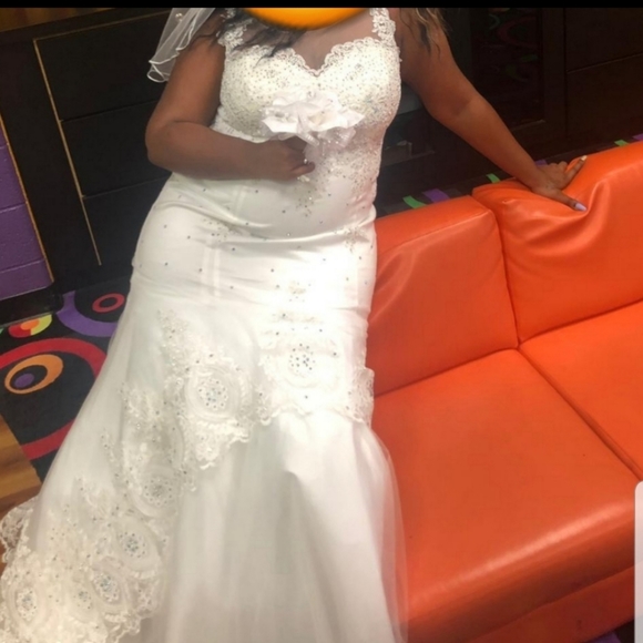 Nice nice wedding dress for a lucky lady - Picture 4 of 7